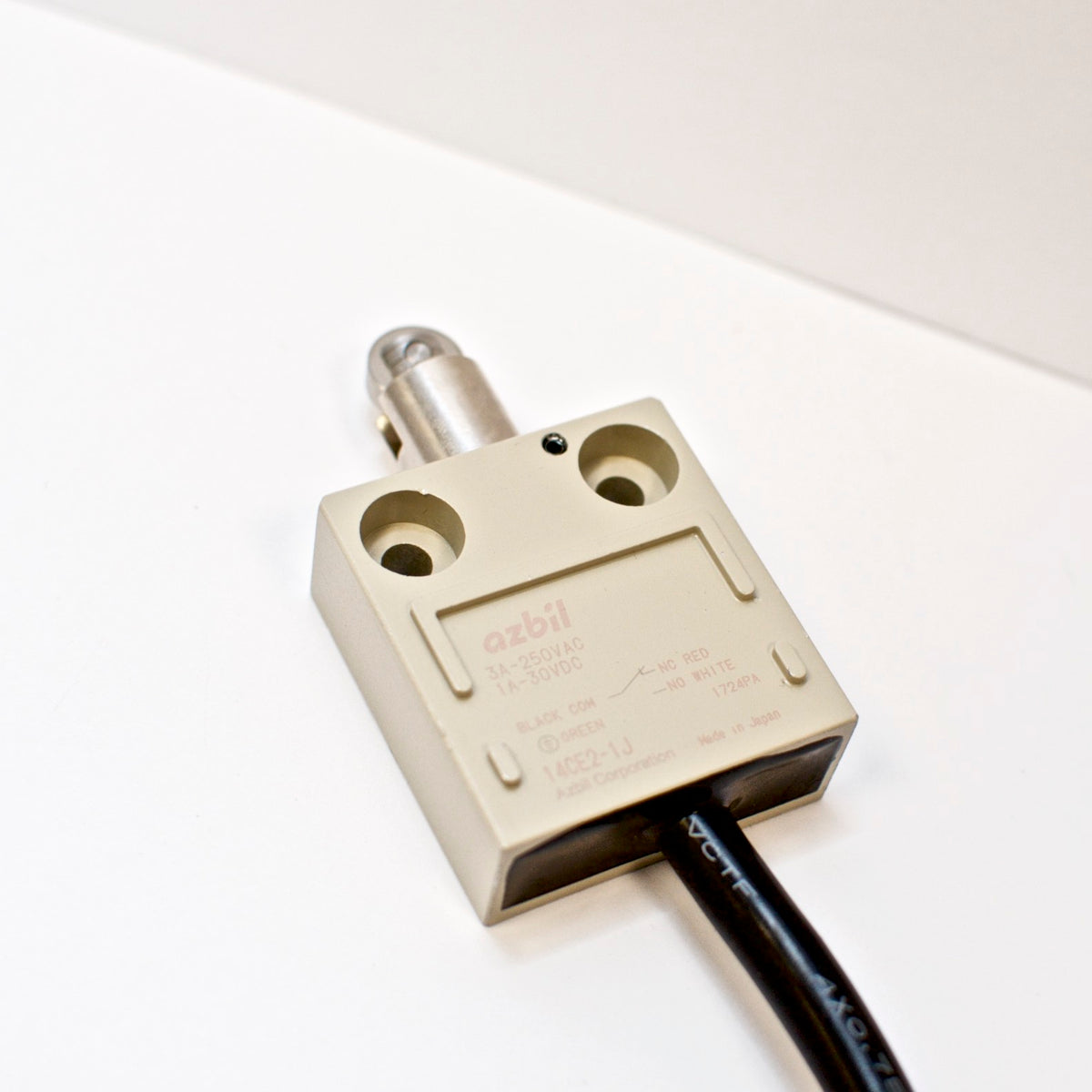 AZBIL 14CE2-1J Miniature enclosed Switch 1M cable, with Roller Plunger
