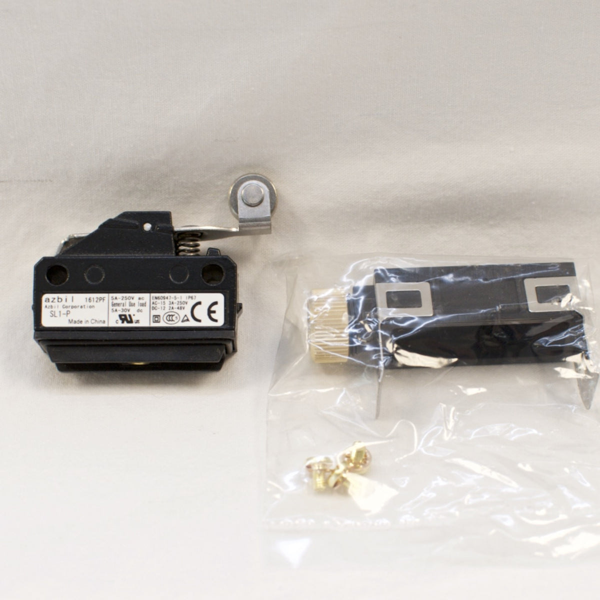 Yamatake / Azbil SL1-P Limit Switch / Micro Switch with Short Roller Lever